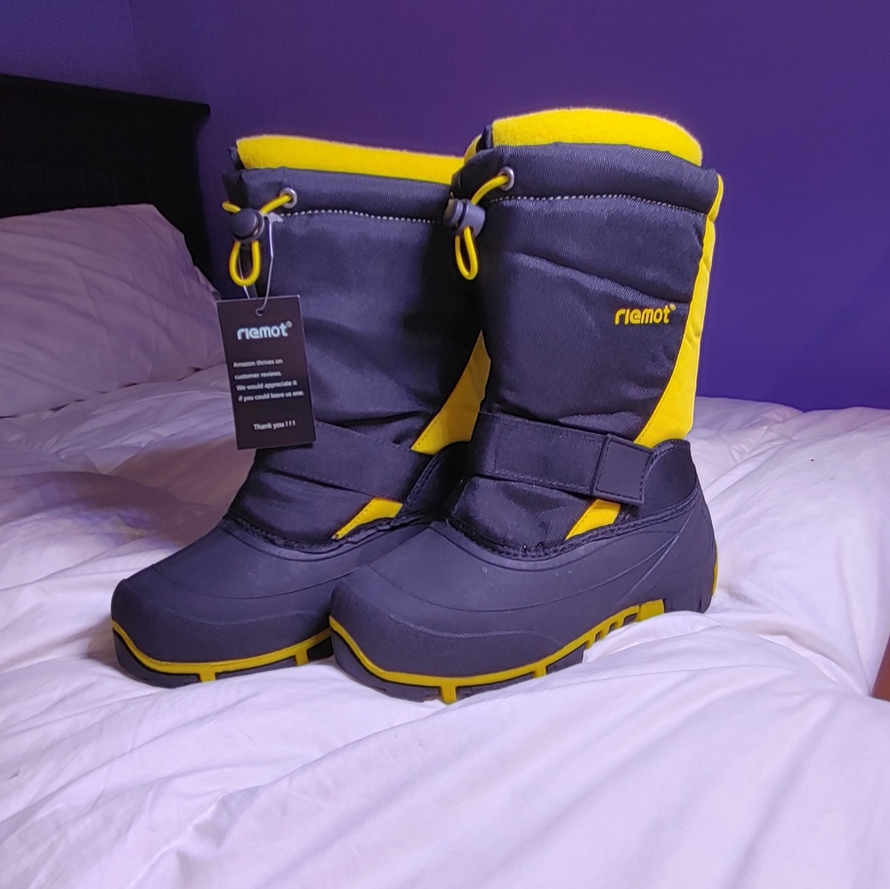 NWT boys Winter Boots